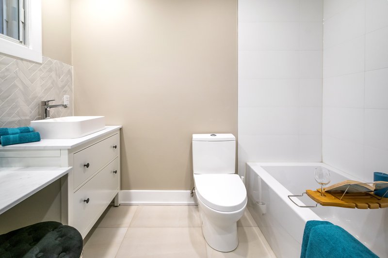 Baño minimalista para visitas